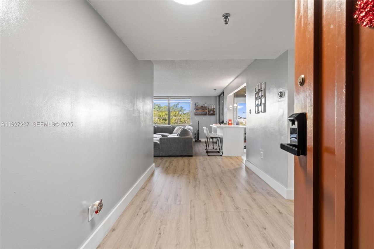 661 NE 195th St, Unit 408, Miami, FL 33179 Photo