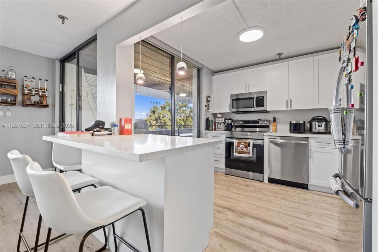 661 NE 195th St, Unit 408, Miami, FL 33179 Photo