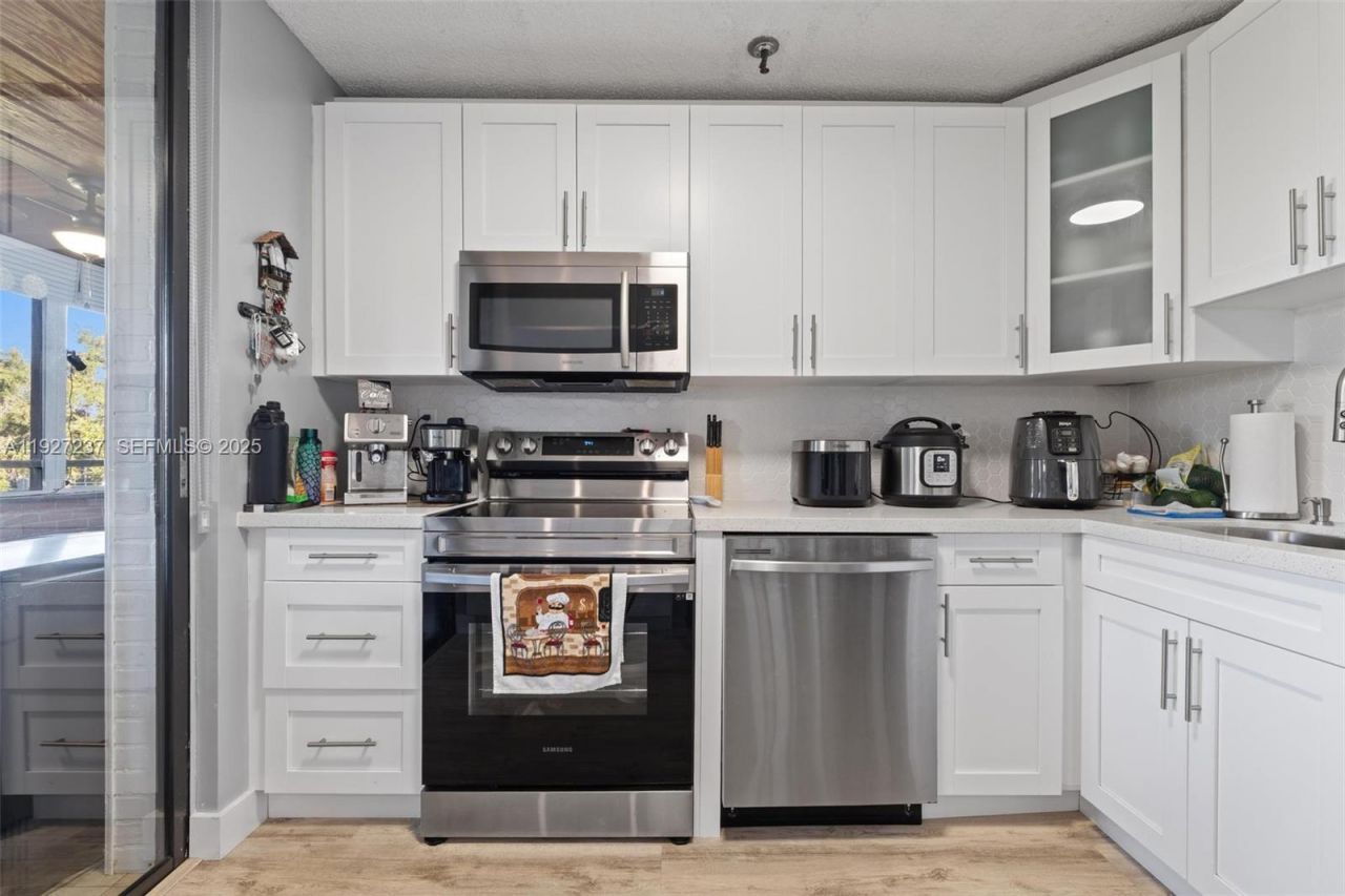 661 NE 195th St, Unit 408, Miami, FL 33179 Photo