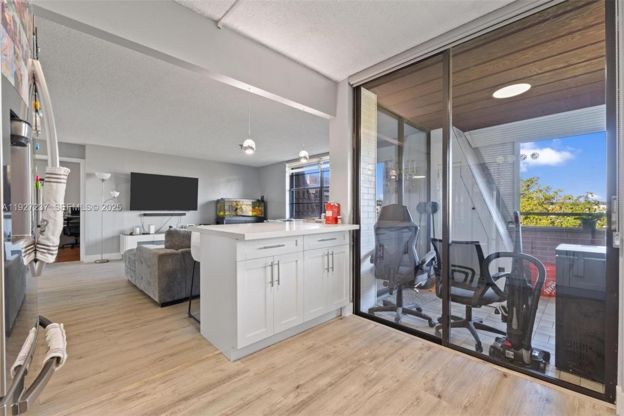 661 NE 195th St, Unit 408, Miami, FL 33179 Photo