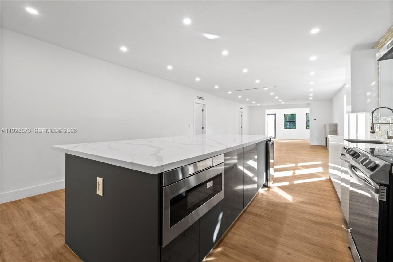 665 NE 117th St, Biscayne Park, FL 33161 Photo