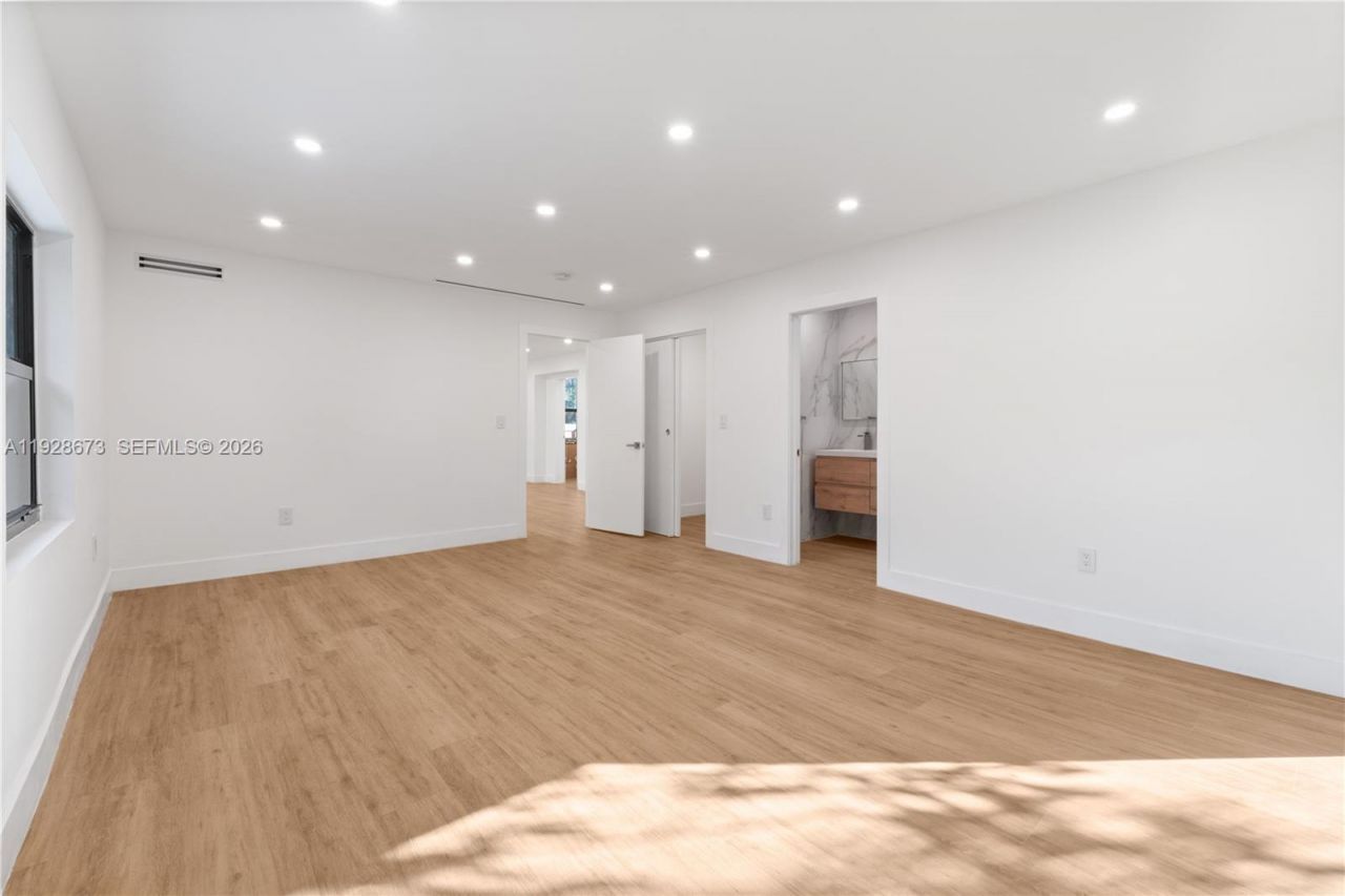 665 NE 117th St, Biscayne Park, FL 33161 Photo