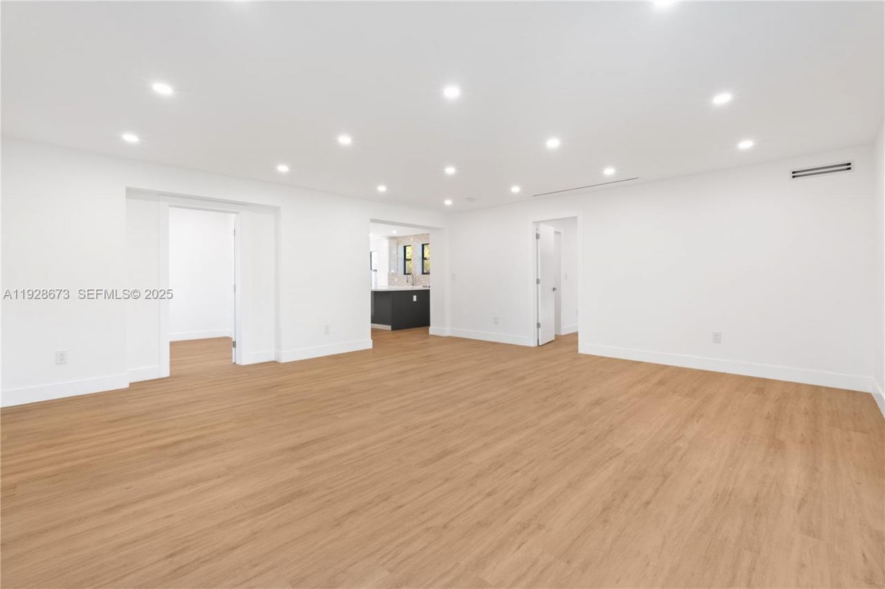 665 NE 117th St, Biscayne Park, FL 33161 Photo