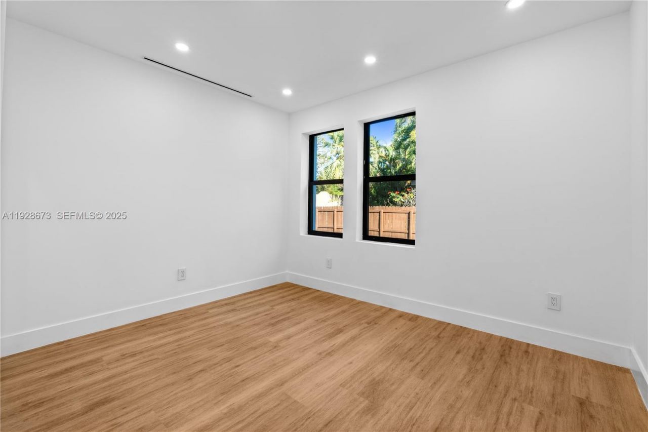 665 NE 117th St, Biscayne Park, FL 33161 Photo