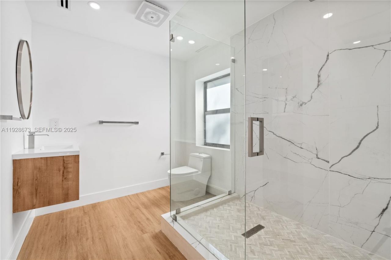 665 NE 117th St, Biscayne Park, FL 33161 Photo