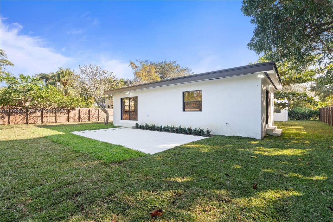 665 NE 117th St, Biscayne Park, FL 33161 Photo
