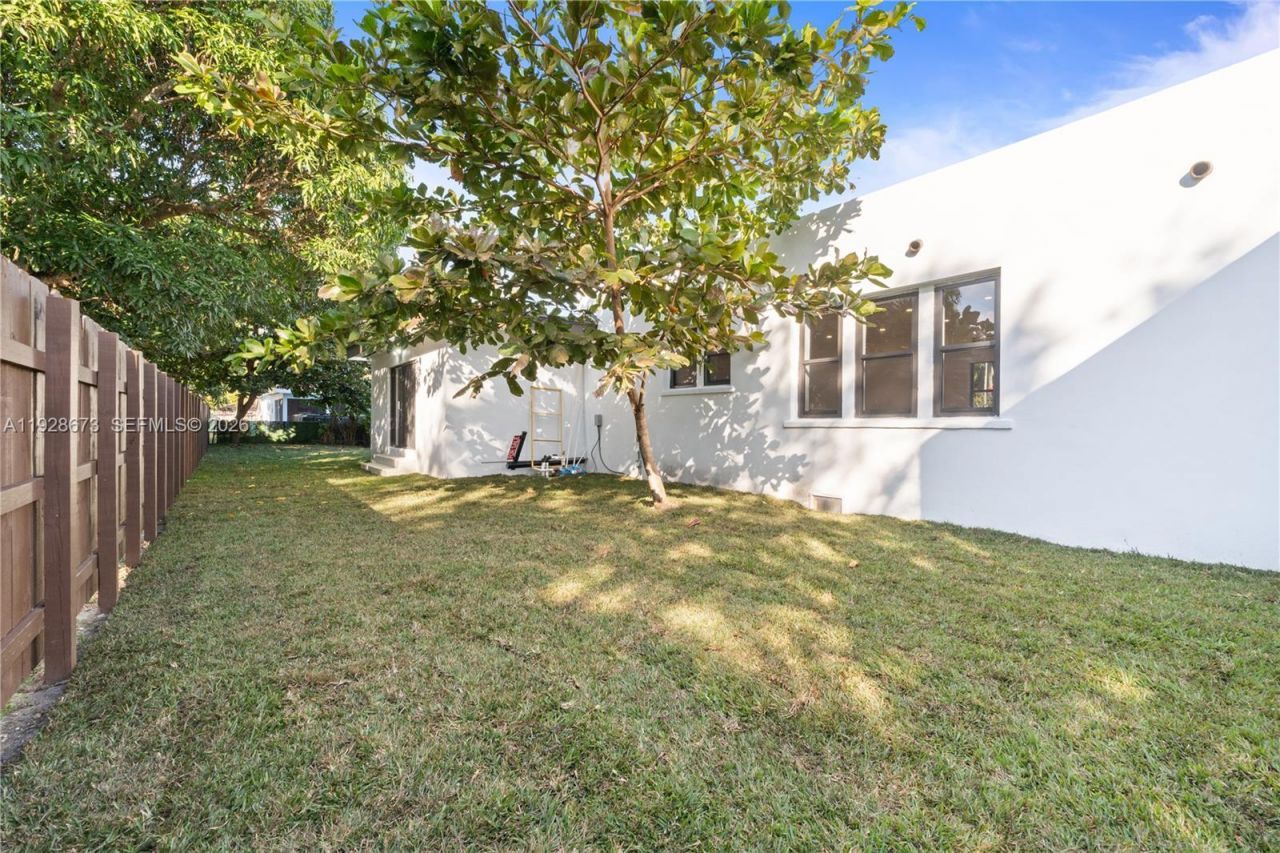 665 NE 117th St, Biscayne Park, FL 33161 Photo