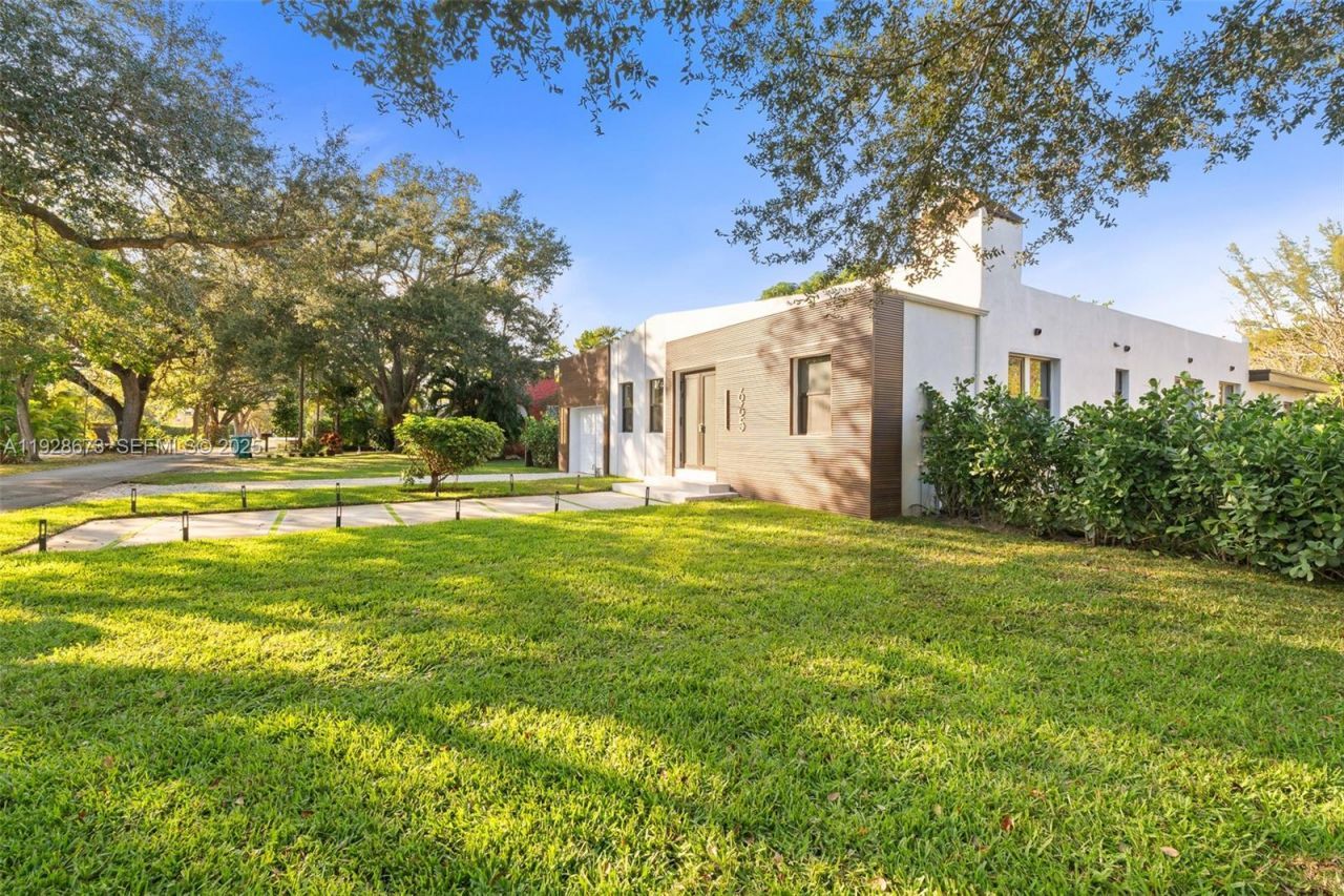 665 NE 117th St, Biscayne Park, FL 33161 Photo