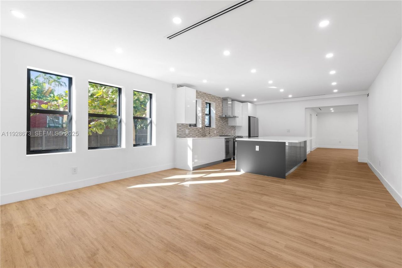 665 NE 117th St, Biscayne Park, FL 33161 Photo