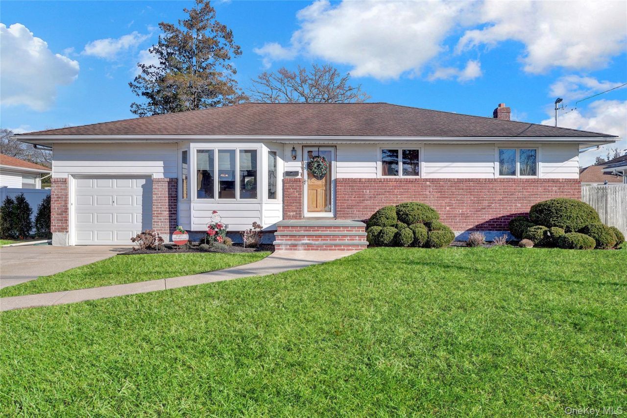 607 Saint George Avenue, North Babylon, NY 11703 Main Photo