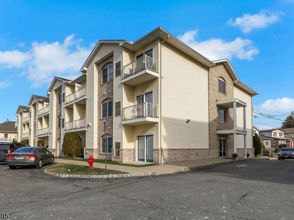 520 Victor St, Saddle Brook, NJ 07663