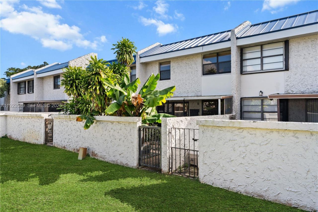 2528 N 38 Ave, Unit D-32, Hollywood, FL 33021 Photo