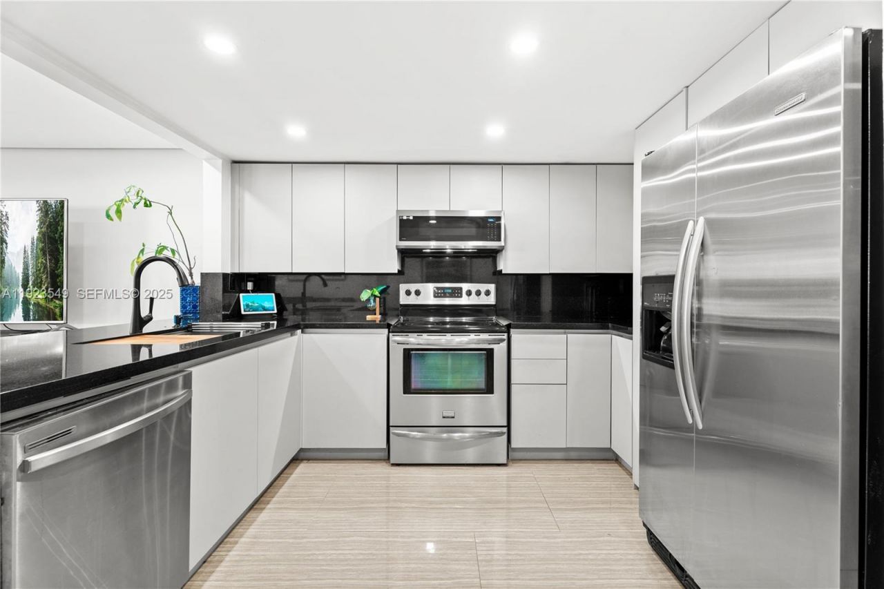 2528 N 38 Ave, Unit D-32, Hollywood, FL 33021 Photo