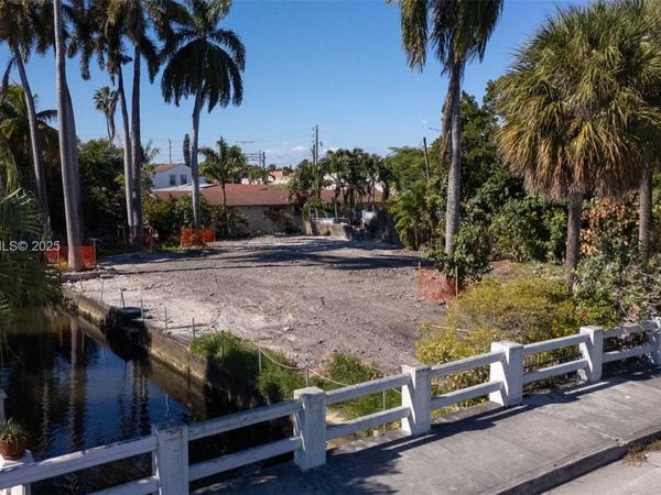 848 NW 18th Ave, Miami, FL 33125