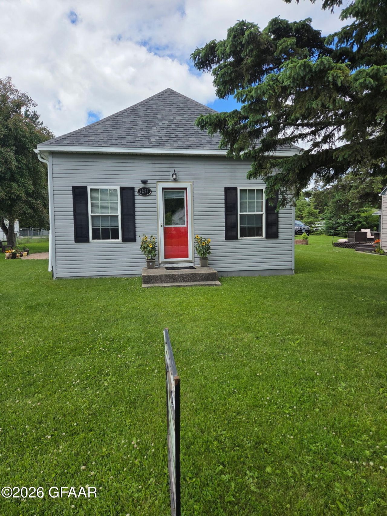 1221 KNIGHT Avenue N Thief River Falls, MN 56701
