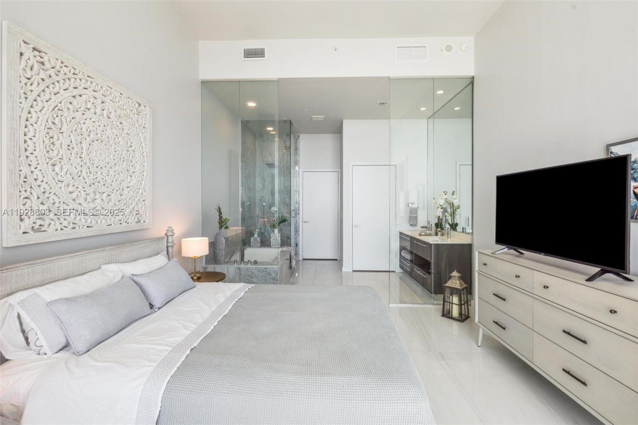 480 NE 31st St, Unit PH5303, Miami, FL 33137 Photo