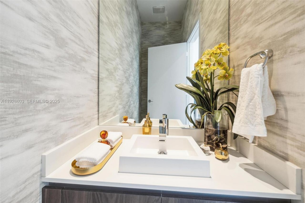 480 NE 31st St, Unit PH5303, Miami, FL 33137 Photo