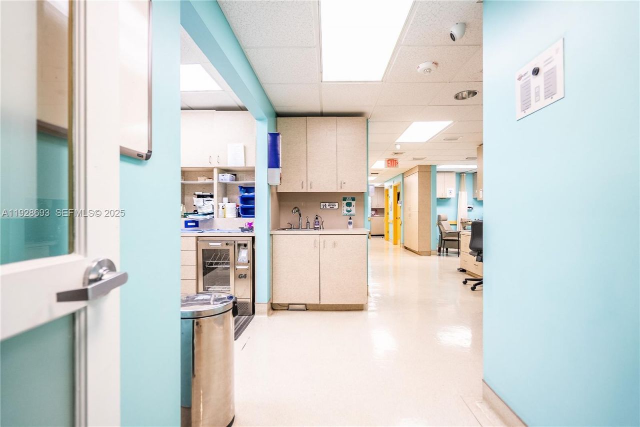 7600 S Red Rd, South Miami, FL 33143 Photo