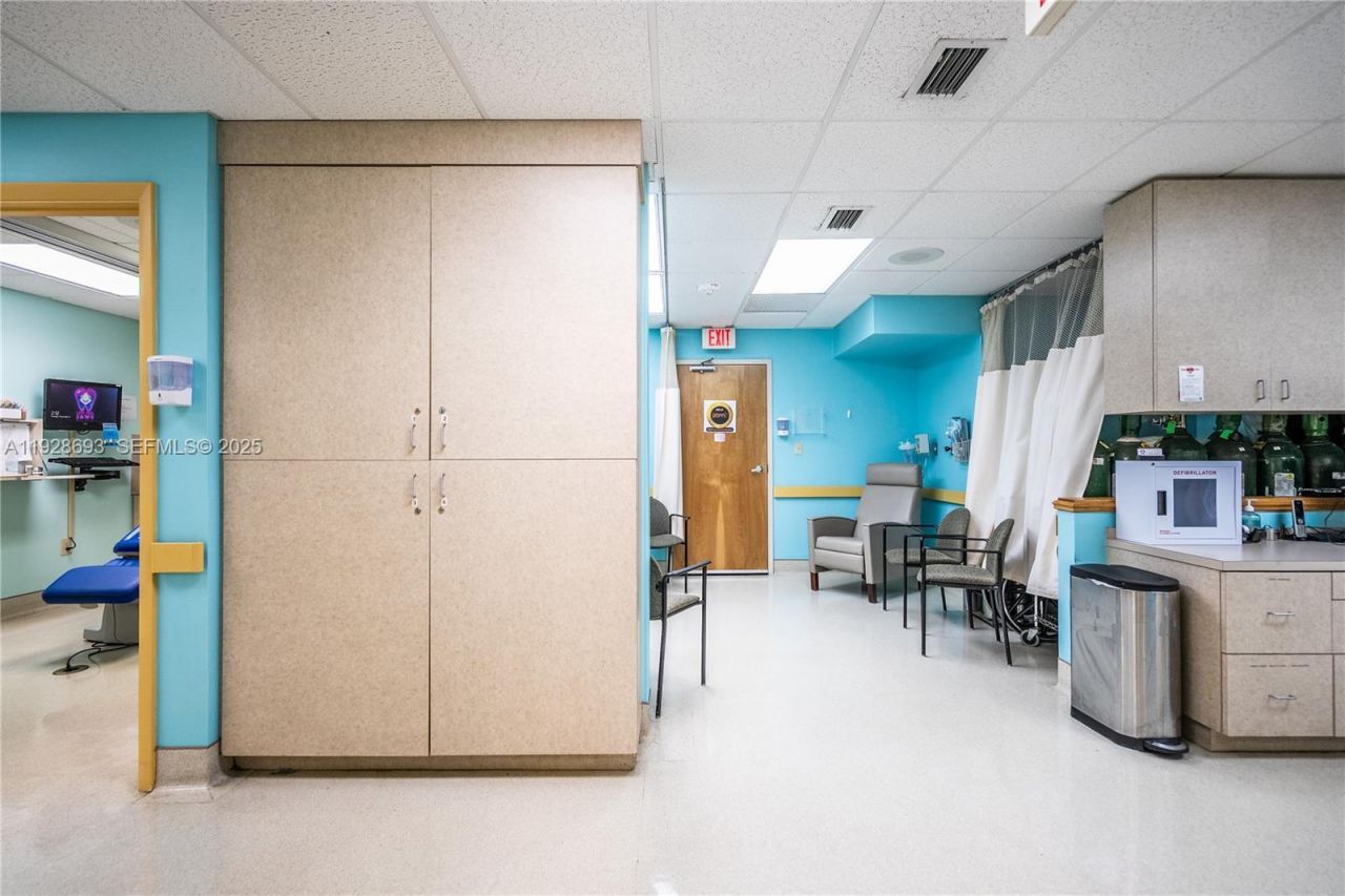 7600 S Red Rd, South Miami, FL 33143 Photo