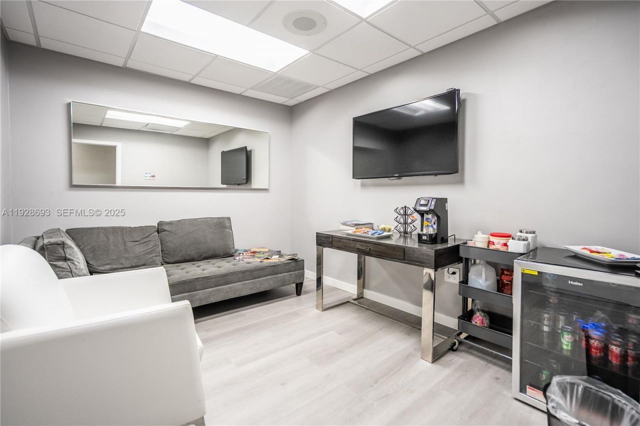 7600 S Red Rd, South Miami, FL 33143 Photo