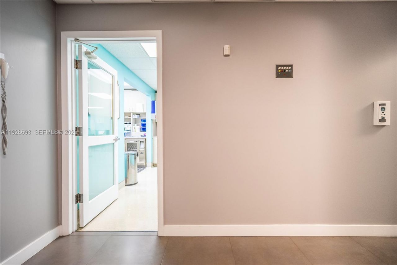 7600 S Red Rd, South Miami, FL 33143 Photo