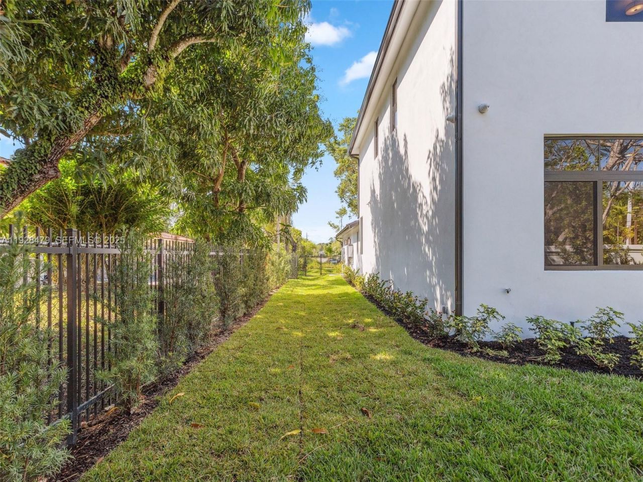 7285 SW 72nd Ter, Miami, FL 33143 Photo