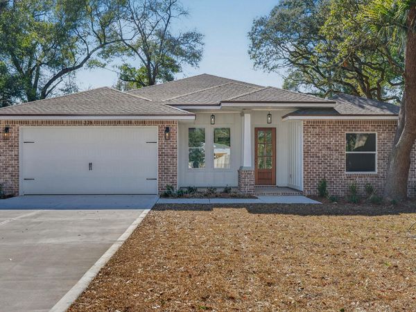 228 NE Greenbrier Circle, Fort Walton Beach, FL 32547