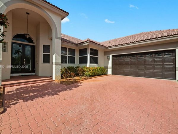 600 E Cypress Pointe Dr E, Pembroke Pines, FL 33027