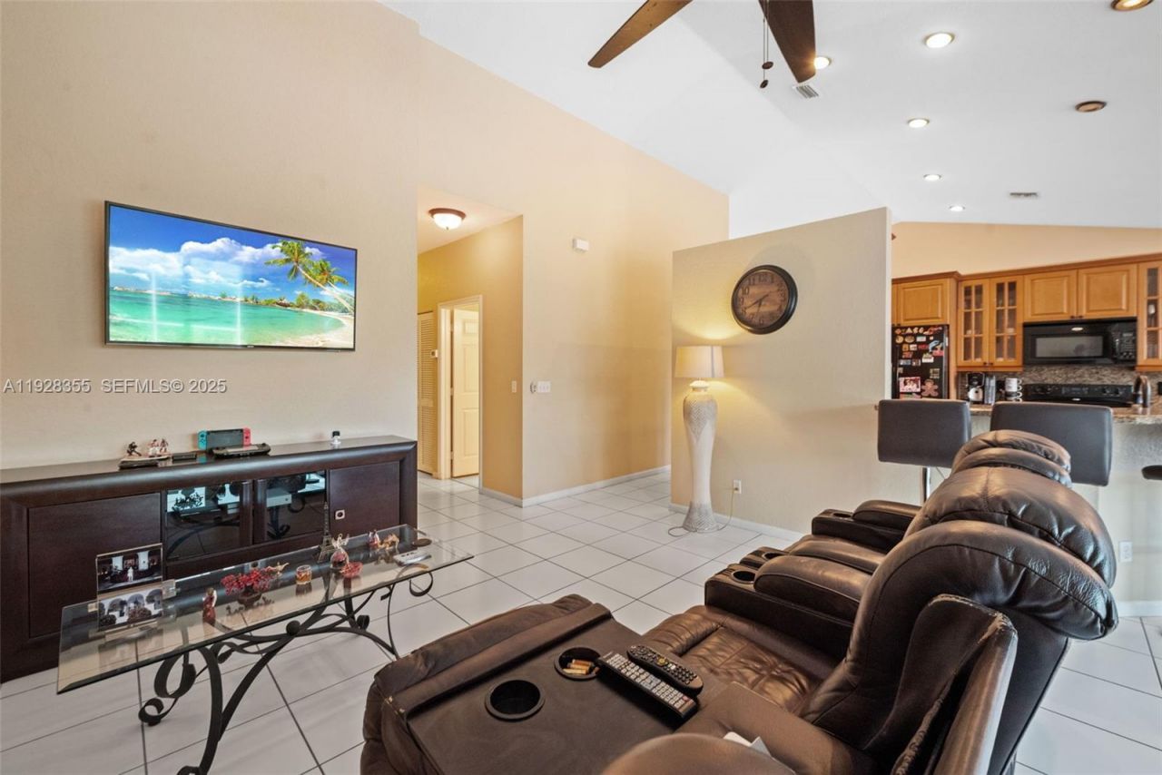 600 E Cypress Pointe Dr E, Pembroke Pines, FL 33027 Photo