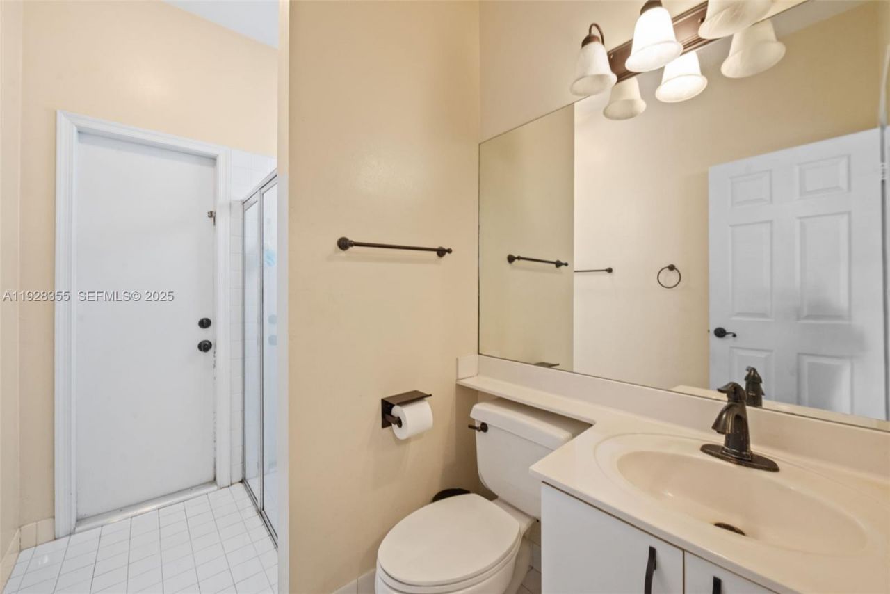 600 E Cypress Pointe Dr E, Pembroke Pines, FL 33027 Photo