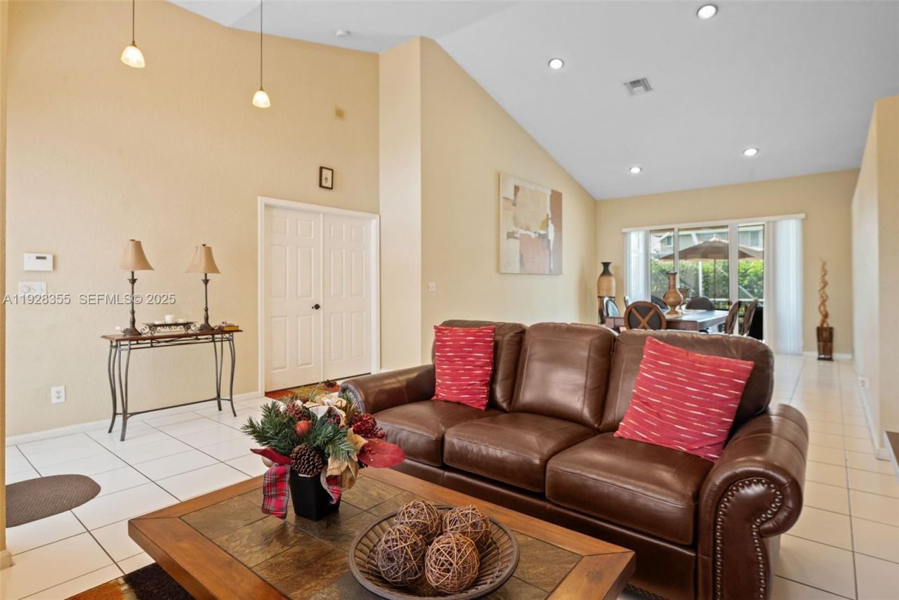 600 E Cypress Pointe Dr E, Pembroke Pines, FL 33027 Photo