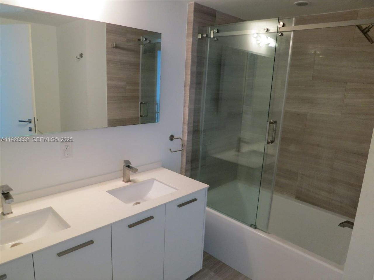 1300 Brickell Bay Dr, Unit 1110, Miami, FL 33131 Photo