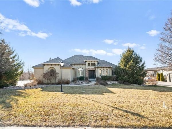 8050 N Caldwell Avenue, Parkville, MO 64152