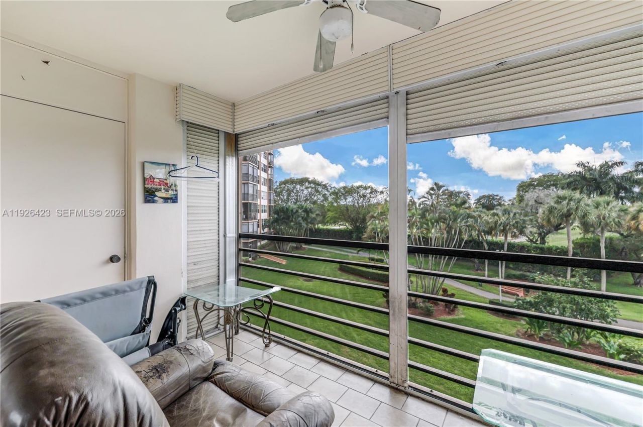 1100 Saint Charles Pl, Unit 310, Pembroke Pines, FL 33026 Photo