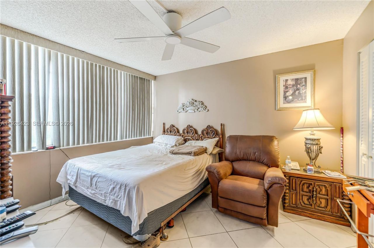 1100 Saint Charles Pl, Unit 310, Pembroke Pines, FL 33026 Photo