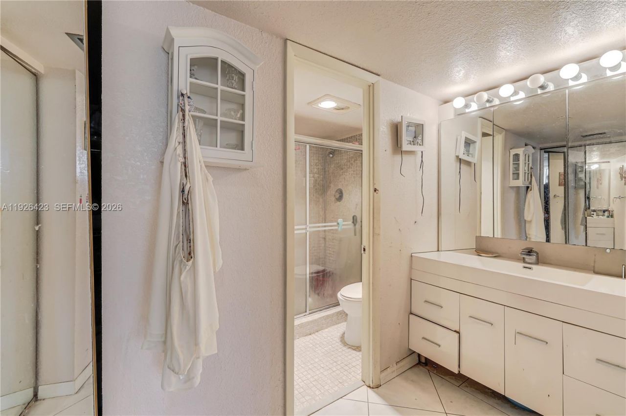 1100 Saint Charles Pl, Unit 310, Pembroke Pines, FL 33026 Photo