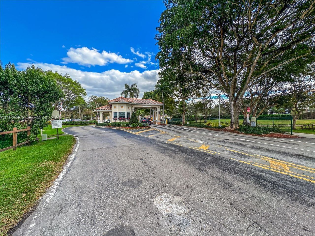 1100 Saint Charles Pl, Unit 310, Pembroke Pines, FL 33026 Photo