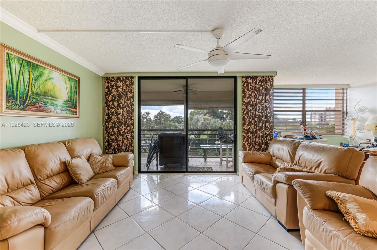 1100 Saint Charles Pl, Unit 310, Pembroke Pines, FL 33026 Photo