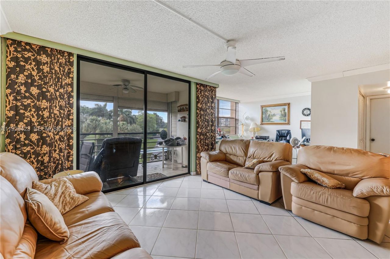 1100 Saint Charles Pl, Unit 310, Pembroke Pines, FL 33026 Photo