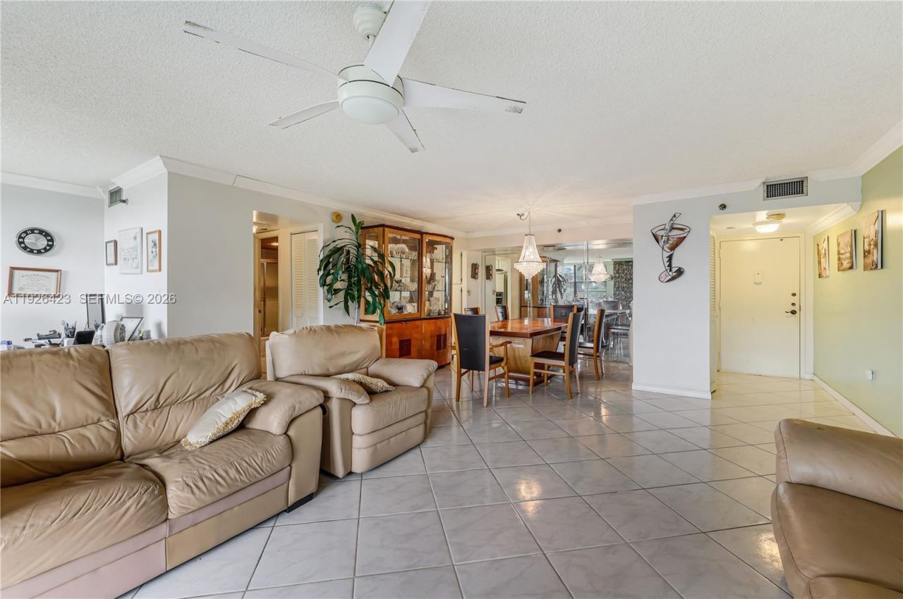 1100 Saint Charles Pl, Unit 310, Pembroke Pines, FL 33026 Photo