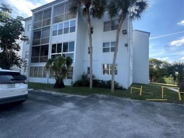 2800 Somerset Dr, Unit J107, Lauderdale Lakes, FL 33311