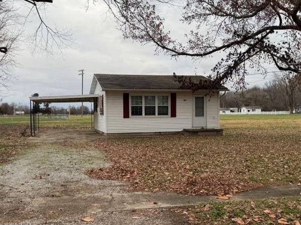 502 W Bond Avenue, Patoka, IL 62875