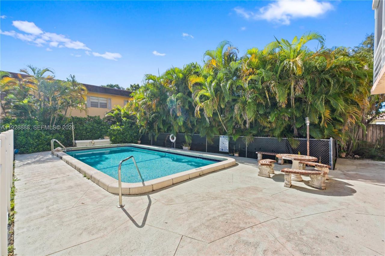 1830 Dixieanna St, Unit 503, Hollywood, FL 33020 Photo