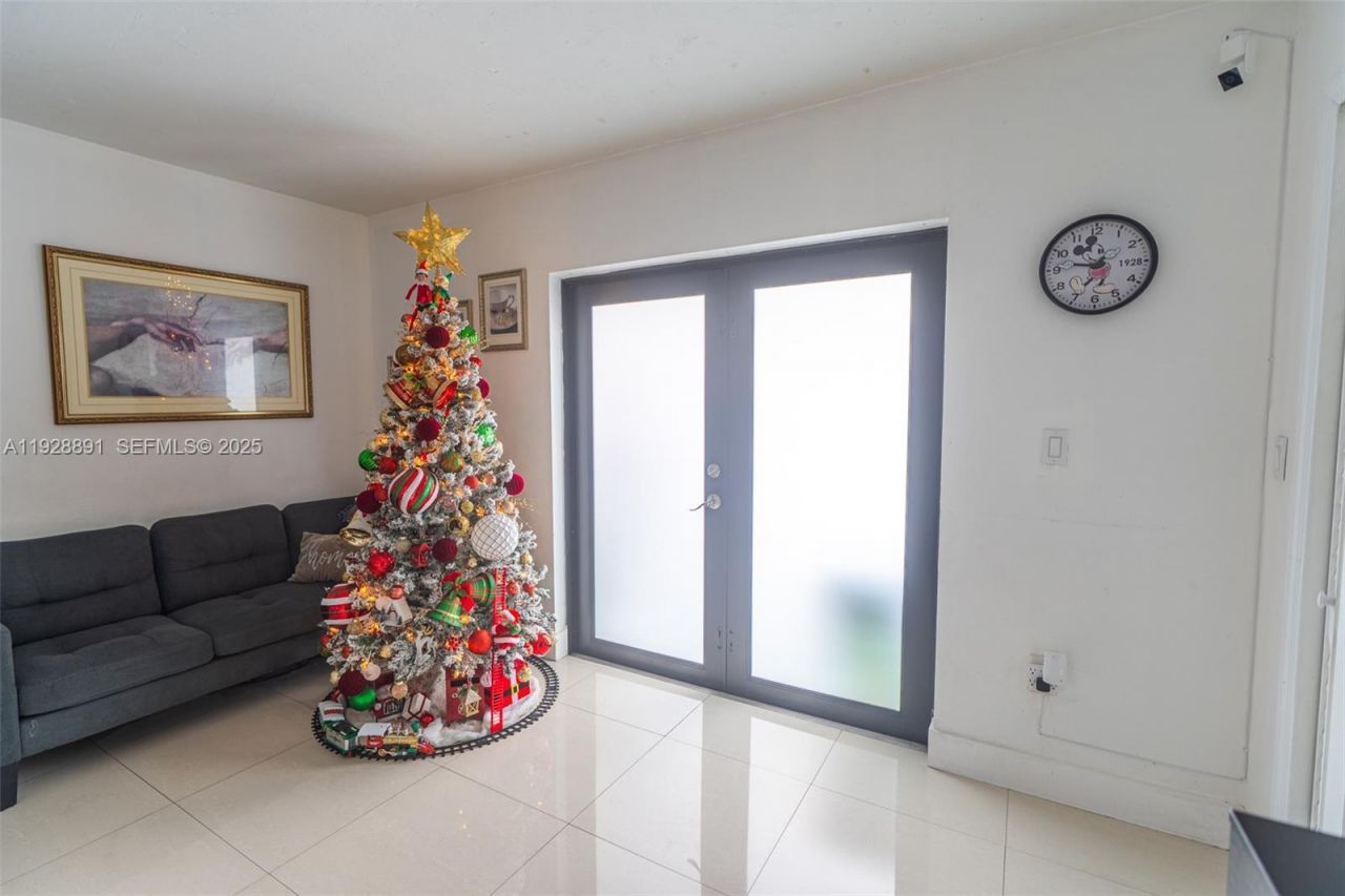 895 W 80th Pl, Hialeah, FL 33014 Photo