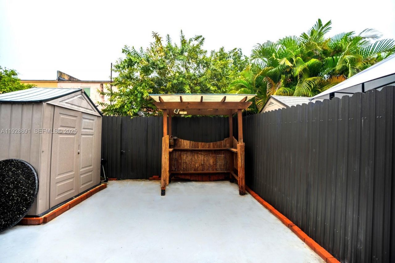 895 W 80th Pl, Hialeah, FL 33014 Photo