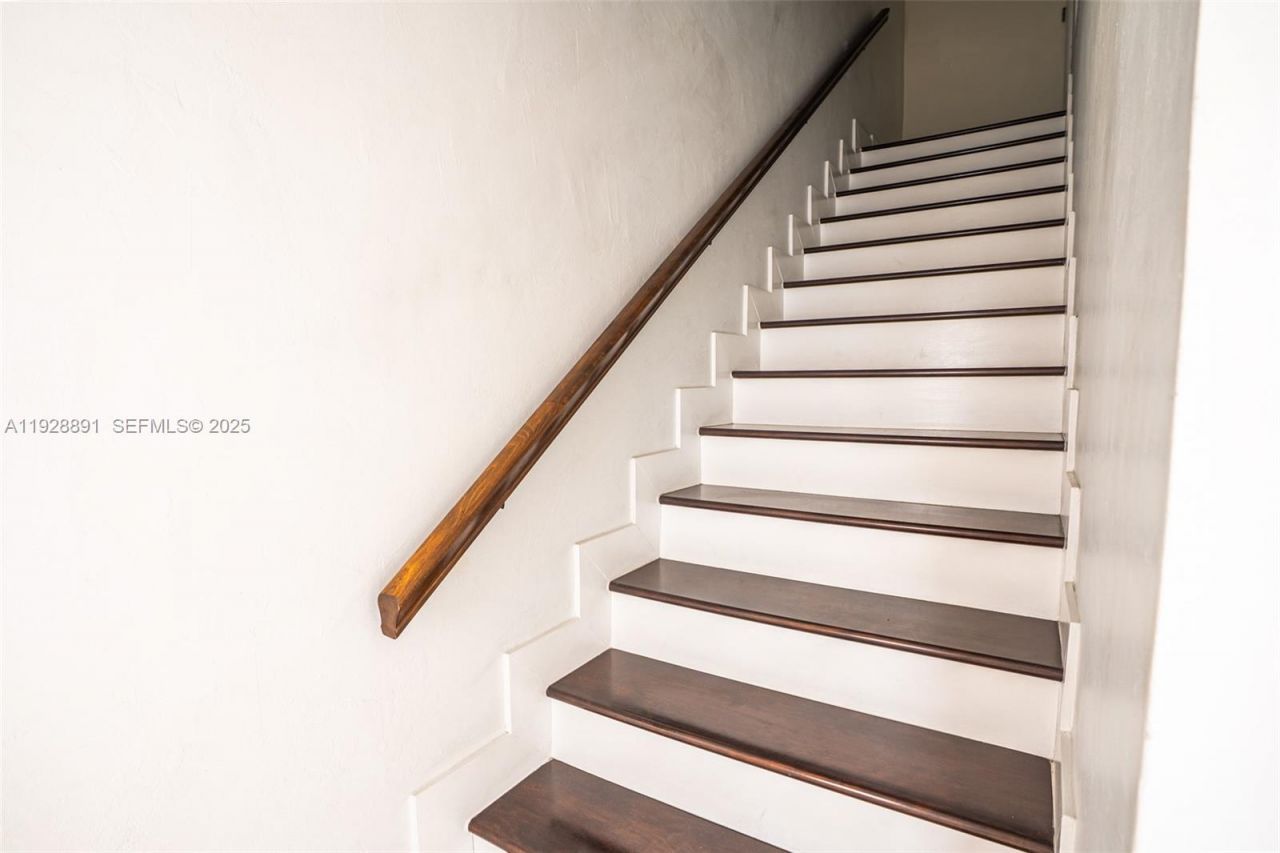 895 W 80th Pl, Hialeah, FL 33014 Photo