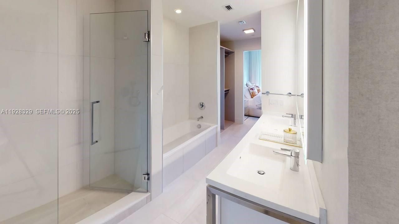 2000 Metropica Way, Unit 1701, Sunrise, FL 33323 Photo