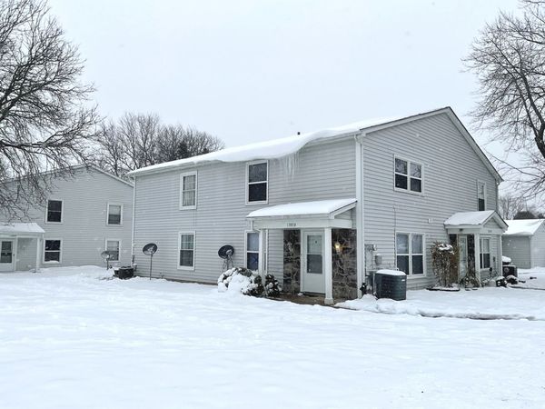 1387 S Glen Circle, Unit B, Aurora, IL 60506