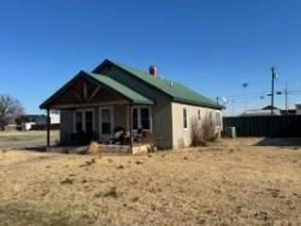 520 N Locust Street, Seiling, OK 73663