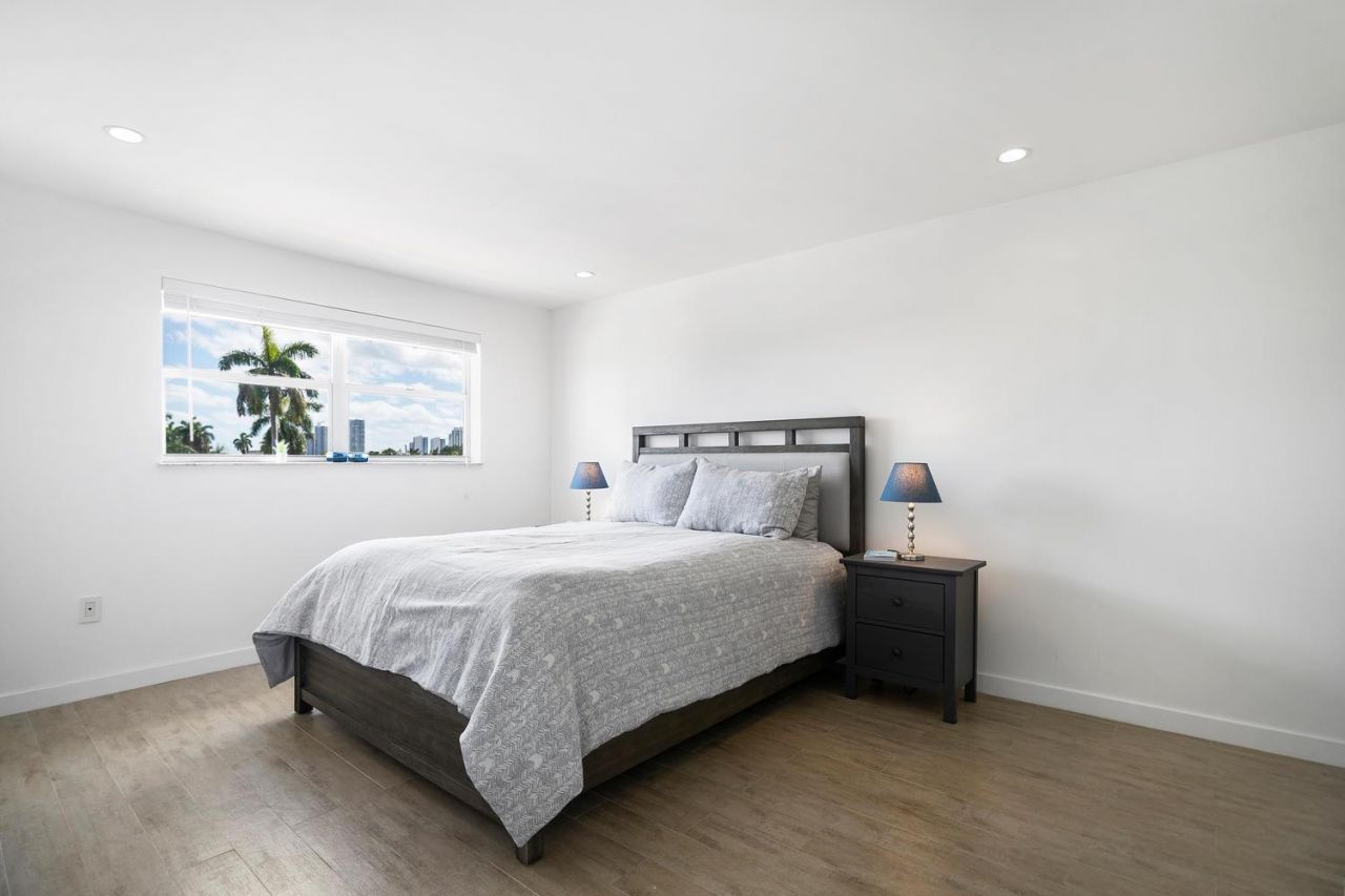 1605 Pennsylvania Avenue, Unit 502, Miami Beach, FL 33139 Photo